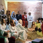 W spektaklu wystąpili dzieci, młodzież i seniorzy.