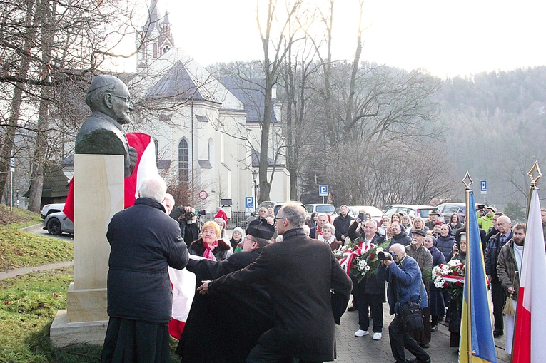 Odsłonięcie pomnika biskupa.