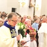 – Przynosisz nam w darze Jezusa Chrystusa – Twojego Syna, który jest Światłością świata. Chcemy za tym Światłem iść – mówił proboszcz, witając Łososińską Panią.