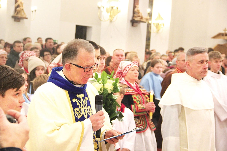 – Przynosisz nam w darze Jezusa Chrystusa – Twojego Syna, który jest Światłością świata. Chcemy za tym Światłem iść – mówił proboszcz, witając Łososińską Panią.