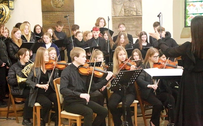 Szkolna orkiestra i chór.