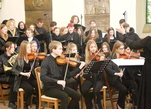 Szkolna orkiestra i chór.