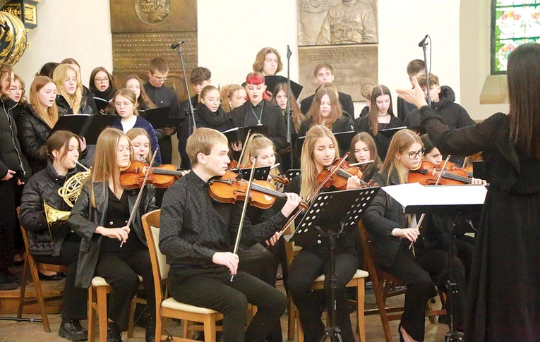 Szkolna orkiestra i chór.