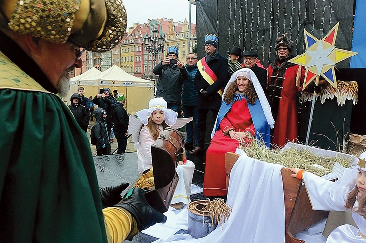 Każdy jest zaproszony, by dołączyć do monarchów.
