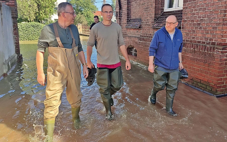 Kościół wrocławski pomaga gminie Lewin Brzeski długoterminowo i mądrze, głównie przez Caritas.