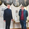 Ks. Władysław Tasior i Adam Raciborski przy portrecie żagańskiego opata.