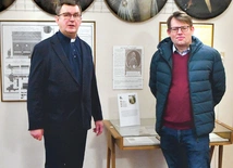 Ks. Władysław Tasior i Adam Raciborski przy portrecie żagańskiego opata.
