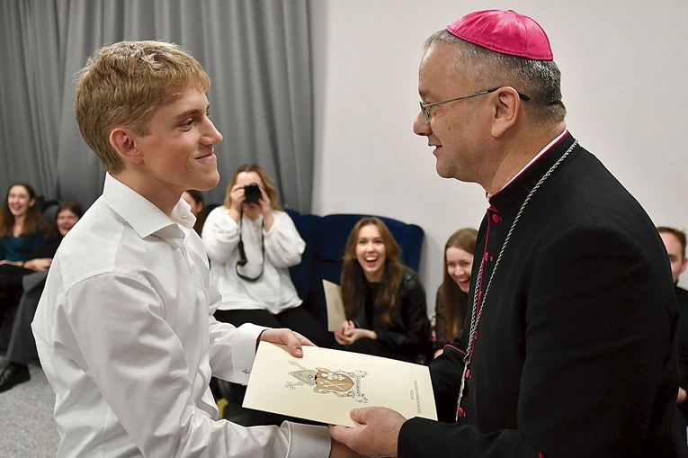 W skład gremium wchodzi 6 księży oraz 26 osób z grona młodzieży.
