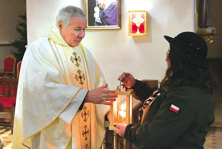 Przekazanie odbyło się podczas Mszy św., której przewodniczył miejscowy proboszcz ks. Andrzej Szkudlarek.
