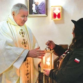 Przekazanie odbyło się podczas Mszy św., której przewodniczył miejscowy proboszcz ks. Andrzej Szkudlarek.