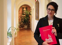 – Cenię sobie pracę w Kościele i z radością ją podejmuję. Kościół w diecezji ma twarz konkretnego człowieka. Wiem, że w tej pracy są radości i trudności, blaski i cienie, spodziewam się, że będzie trochę dziegciu i miodu – mówiła po odebraniu nominacji Ilona Krawczyk-Krajczyńska.