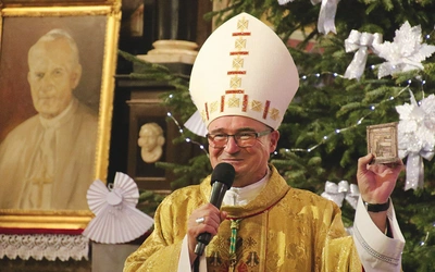 Swe rozważania w czasie pasterki biskup Szymon oparł na wyobrażeniu Bożego narodzenia w jednej z kwater Drzwi Płockich.