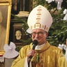 Swe rozważania w czasie pasterki biskup Szymon oparł na wyobrażeniu Bożego narodzenia w jednej z kwater Drzwi Płockich.