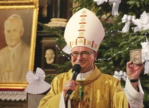 Swe rozważania w czasie pasterki biskup Szymon oparł na wyobrażeniu Bożego narodzenia w jednej z kwater Drzwi Płockich.