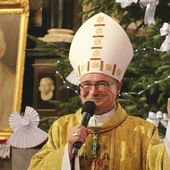 Swe rozważania w czasie pasterki biskup Szymon oparł na wyobrażeniu Bożego narodzenia w jednej z kwater Drzwi Płockich.