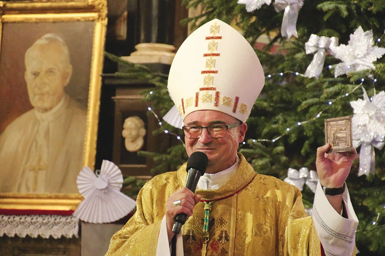 Swe rozważania w czasie pasterki biskup Szymon oparł na wyobrażeniu Bożego narodzenia w jednej z kwater Drzwi Płockich.