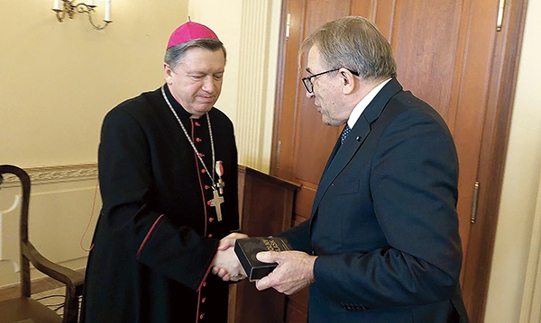 – Swoje wyróżnienie odbieram jako nagrodę dla Kościoła wrocławskiego, który zawsze wspomagał działania opozycyjne, kombatantów, sybiraków i Solidarność – stwierdził metropolita wrocławski.