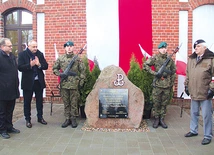 W Dziadowej Kłodzie odsłonięto pamiątkowy obelisk upamiętniający bohaterów.