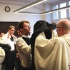 We wkładaniu nowego ubioru pomagali proboszczowie rodzinnych parafii alumnów.