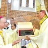 Bp Tadeusz Lityński okolicznościową pamiątkę ofiarował także prymasowi Polski.