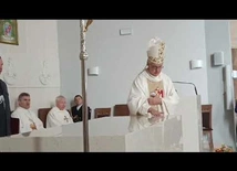 Bp Lechowicz namaszcza ołtarz kościoła