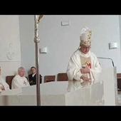 Bp Lechowicz namaszcza ołtarz kościoła
