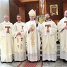 Nowo wyświęceni franciszkanie z biskupem, prowincjałem i rektorem.  
