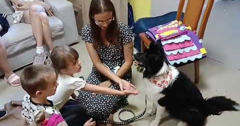 Zajęcia z dogoterapii dla podopiecznych Caritas