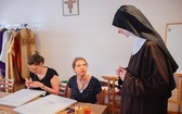 Klaryski uczą haftu