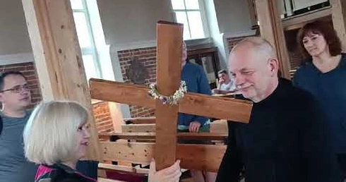 Wyjście pielgrzymki - ucałowanie krzyża