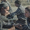 Serial „Tatuażysta z Auschwitz” przedstawia całkowicie odrealniony obraz obozowej rzeczywistości