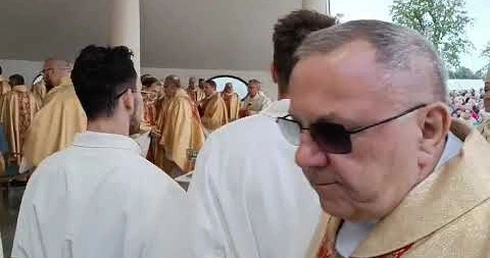 Rozpoczęcie Eucharystii na błoniach skrzatuskich
