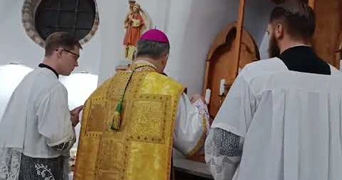 Obrzędy konsekracji ołtarza - umieszczenie relikwii