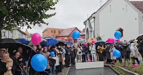 Odsłonięcie i błogosławieństwo pomnika i grobowca dzieci utraconych w Darłowie