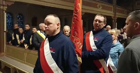 W liturgii uczestniczyły poczty sztandarowe NSZZ "Solidarność", Akademii Pomorskiej, Rycerzy Kolumba