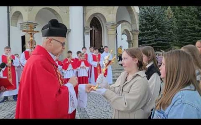 Laskowa. Przekazanie młodzieży relikwii bł. Karoliny.