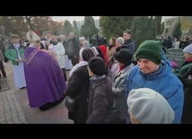 Procesja w uroczystość Wszystkich Świętych na Cmentarzu Wawrzyszewskim