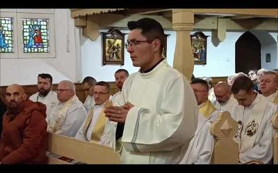 Bp Dajczak udziela święceń diakonatu kl. Dariuszowi.