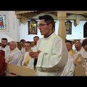 Bp Dajczak udziela święceń diakonatu kl. Dariuszowi.