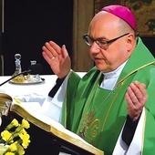 	W kaplicy jasnogórskiej wrocławski biskup pomocniczy uwrażliwiał na tych najbardziej potrzebujących. 