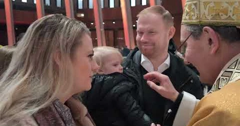 Bp Rafał Markowski w Świątyni Opatrzności Bożej błogosławi małżonkom-jubilatom, cz. II