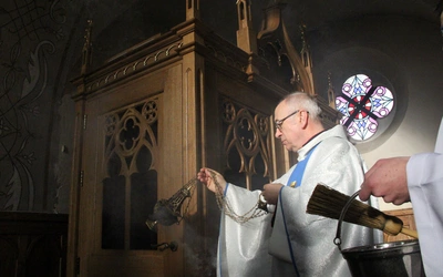 Niech klęcznik szybko się wytrze, a drzwiczki wysłużą