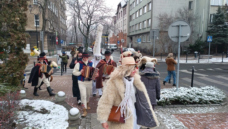 Katowice. Dziady Noworoczne na ulicach miasta