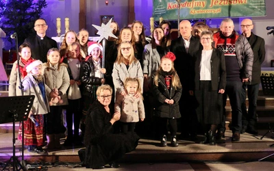 Uczestnicy konkursu z proboszczem ks. Grzegorzem Lipcem i organistą Michałem Szlachcicem (czwarty z prawej).