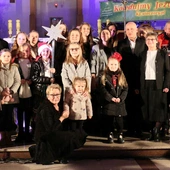 Uczestnicy konkursu z proboszczem ks. Grzegorzem Lipcem i organistą Michałem Szlachcicem (czwarty z prawej).