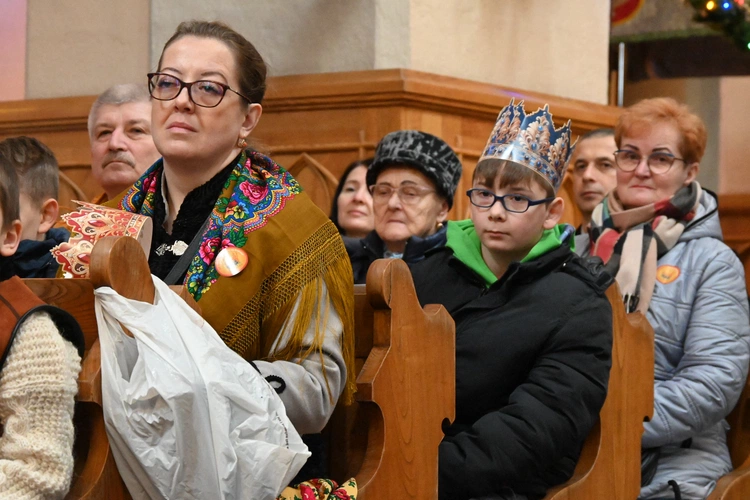 Mędrcy między drewnianymi chałupami