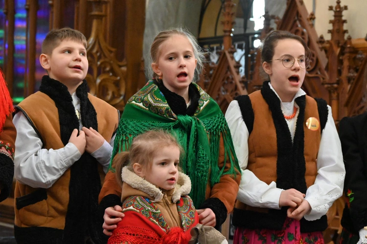 Mędrcy między drewnianymi chałupami