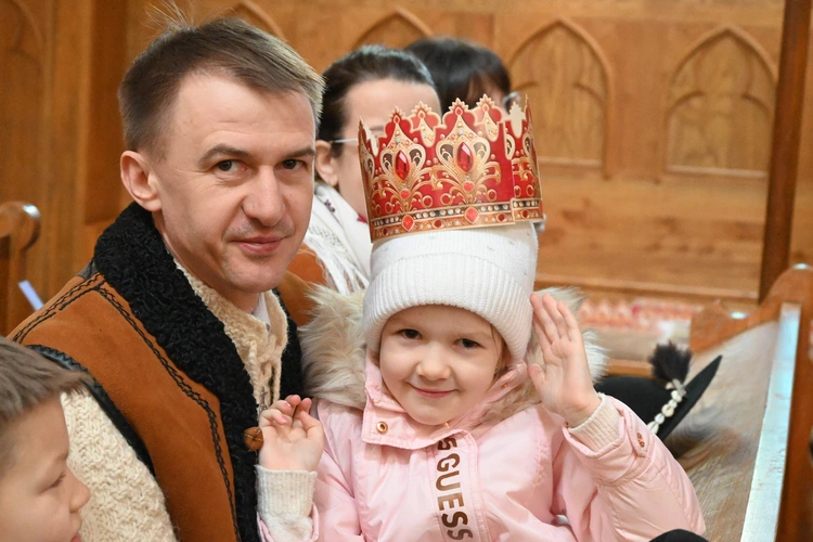 Mędrcy między drewnianymi chałupami