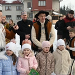 Mędrcy między drewnianymi chałupami