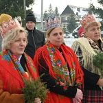 Mędrcy między drewnianymi chałupami